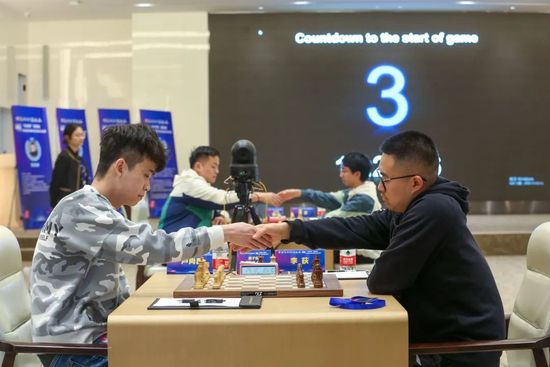 老友记演员马修·派瑞订婚 两人年龄差22岁 2020-11-27 据外媒11月27日报道，51岁的《老友记》男星马修·派瑞和女朋友莫莉·赫维茨已经订婚。