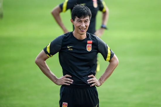 更令人触动的是，忙完家务后，她依然会拿起镜子化妆——对美的追求从未改变。