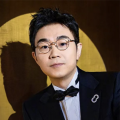 常远饰演的街头小贩误打误撞成为顶流网红，笑料密集且充满现实反思，延续“人生”系列接地气风格。