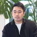 金高银一袭白色连衣裙，长发披肩亮相，仙美动人，气质出众。